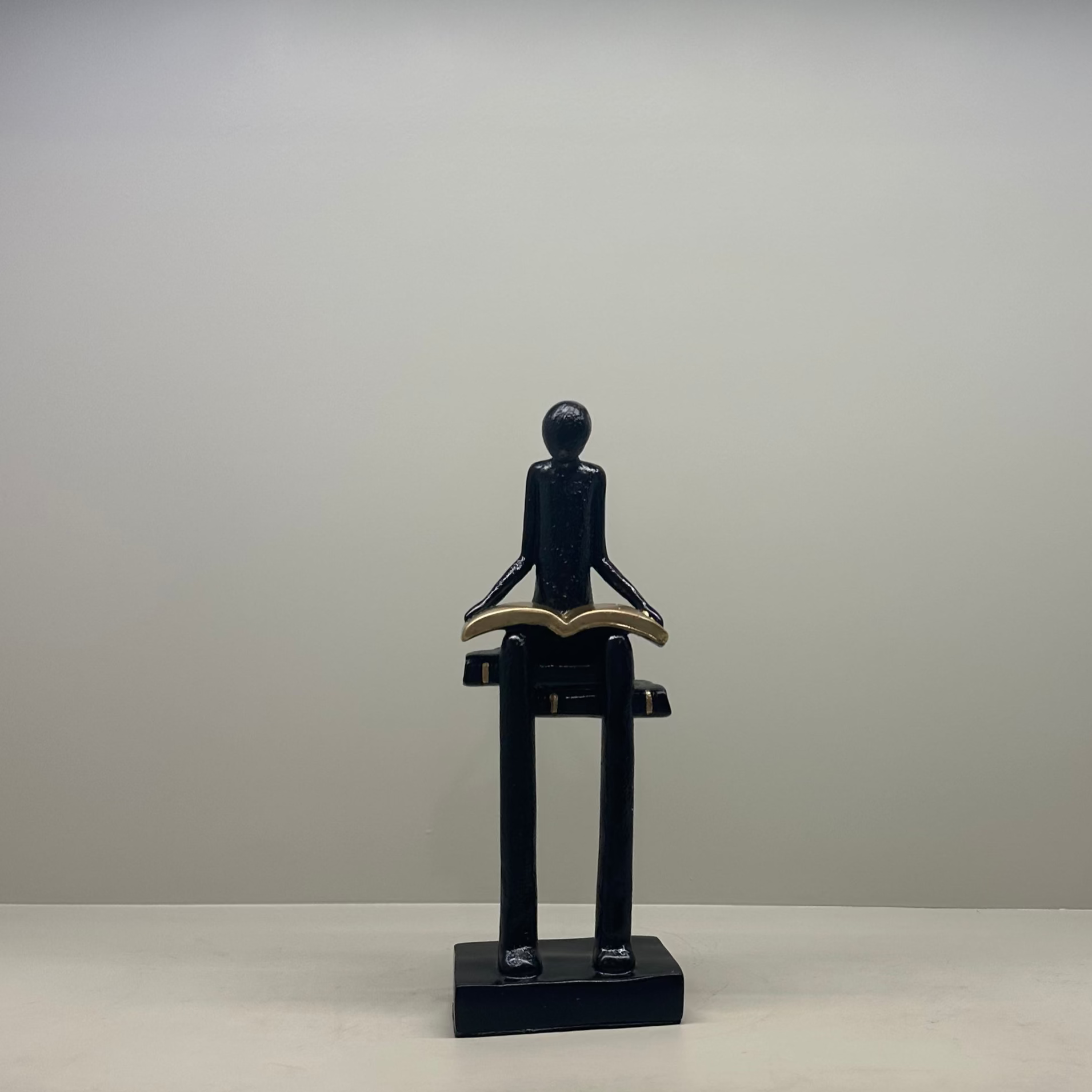 Liber Reading Man – Black & Gold Resin Sculpture | The Decor Circle