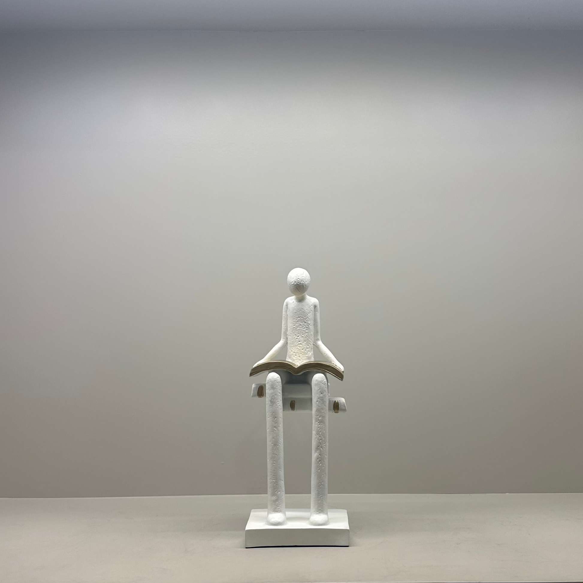 Liber Reading Man – White & Gold Resin Sculpture | The Decor Circle