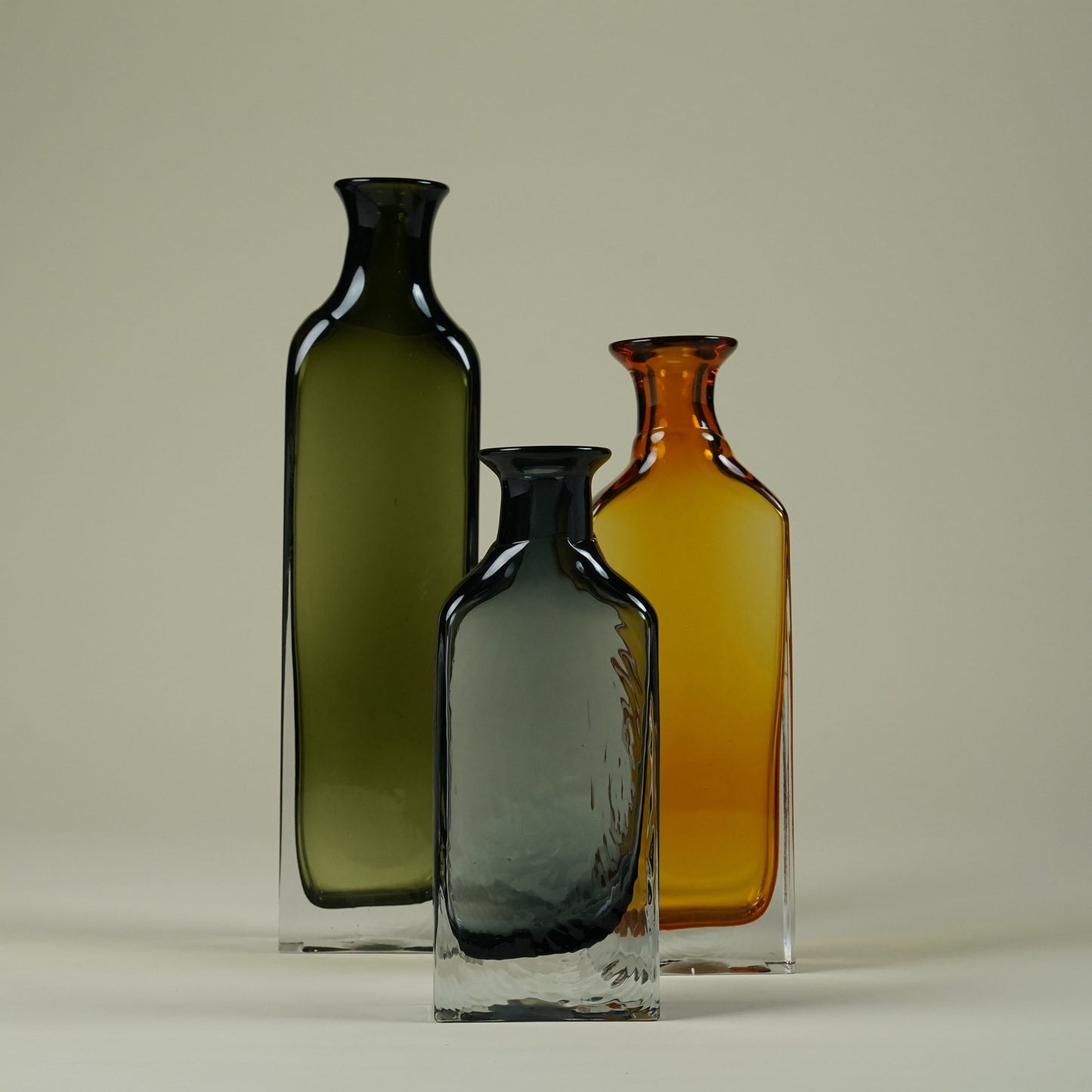 Viridis Sleek Black Glass Vase (Small)