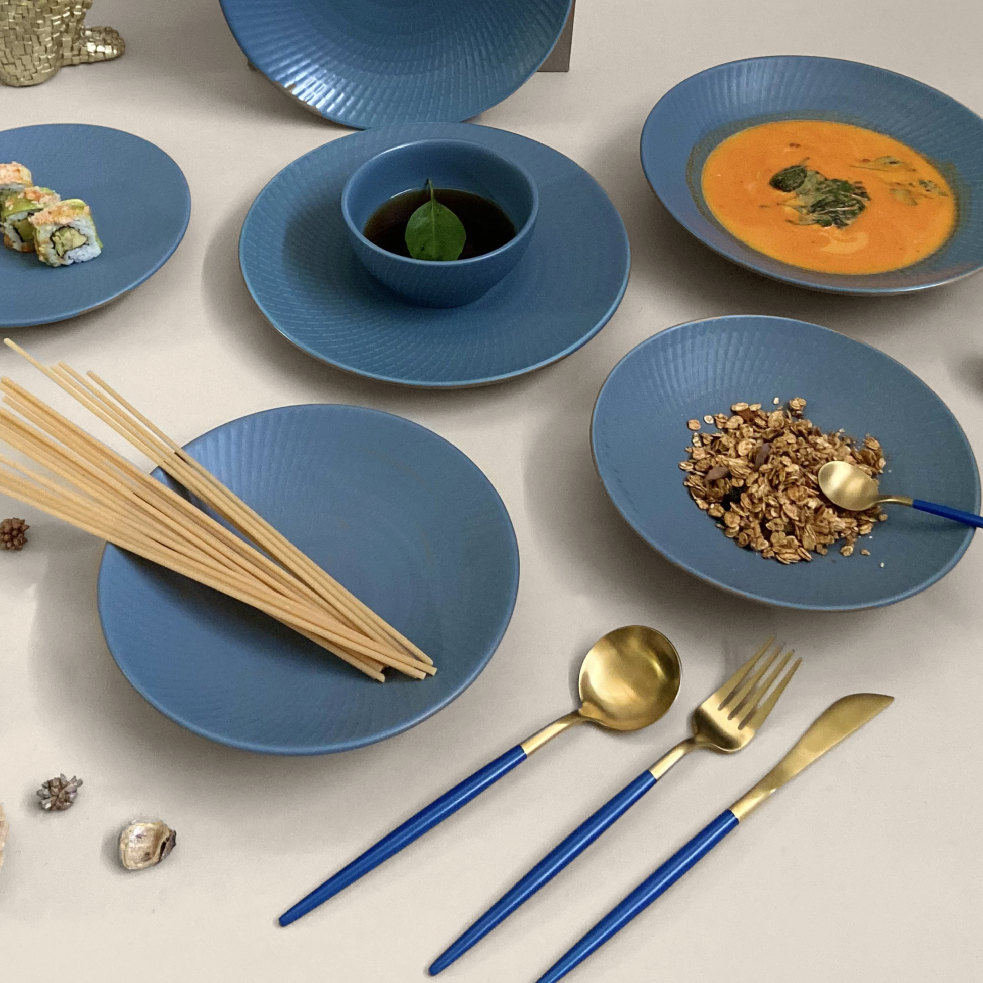 Mangata Blue Modern Dinnerset (Set of 16 Pcs)