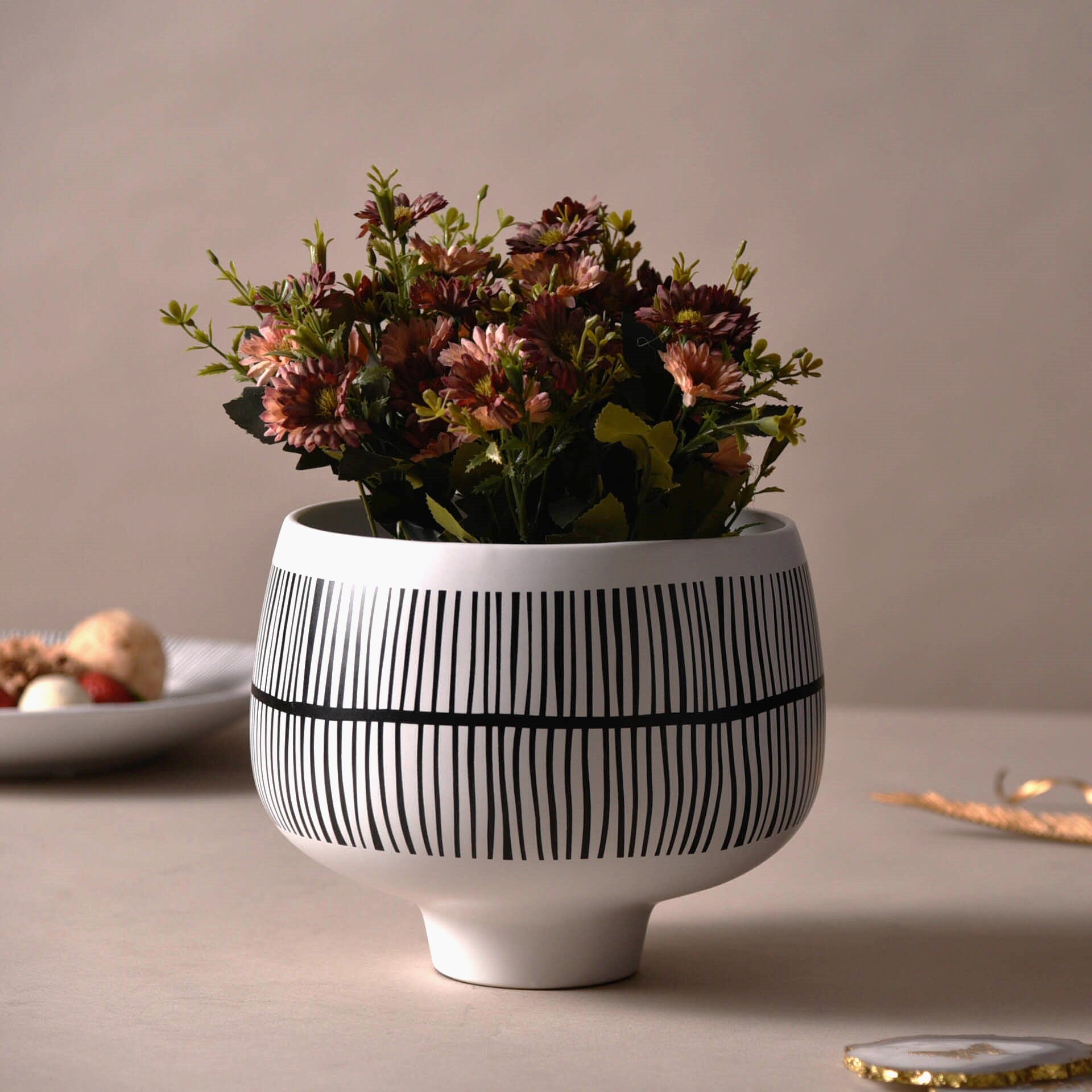 Mangata Table White Flower Vase